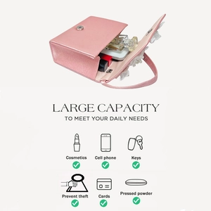 Détail montrant la grande capacité de la pochette en satin rose pour cosmétiques