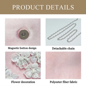 Détails d'un sac de soirée rose avec bouton magnétique, chaîne amovible et fleur décorative