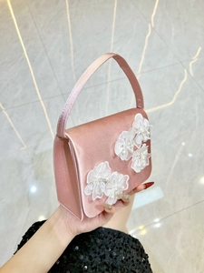 Sac de soirée élégant en satin rose avec fleurs en dentelle blanche et perles
