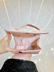 Sac de soirée en satin rose avec poignée en perles et bandoulière chaîne en argent