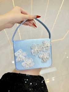 Vue détaillée du sac de soirée en satin bleu clair avec fleurs en dentelle et perles