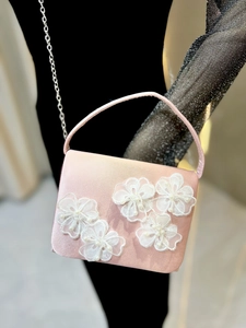 Sac de soirée en satin rose avec fleurs en dentelle 3D, perles et bandoulière en chaîne