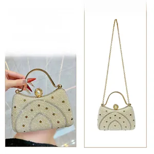 Détail du sac de soirée avec perles et chaîne dorée, porté main ou en bandoulière