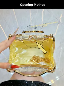 Pochette de soirée en perles ouverte avec doublure en satin jaune et chaîne dorée