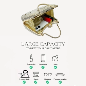 Vue détaillée de l'intérieur spacieux du sac de soirée en perles contenant un téléphone et maquillage