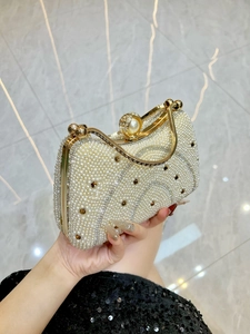 Sac de soirée élégant en perles ivoire avec poignée dorée et détails en strass brillants