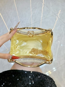 Sac de soirée élégant avec perles et strass, chaîne dorée et fermoir en cœur