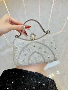 Vue détaillée du sac de soirée en perles avec strass et poignée métallique