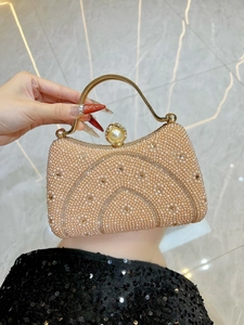 Détail du sac de soirée élégant en perles avec fermoir doré champagne et cristaux