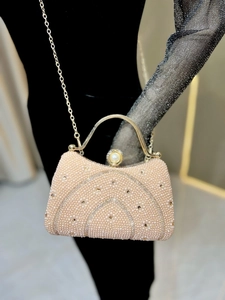 Vue détaillée du sac de soirée de luxe avec perles, strass et poignée dorée en métal