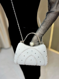Détail du sac de soirée perlé avec strass et poignée métallique argentée