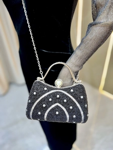 Détails du sac de soirée luxe avec motif perles en vagues et poignée métallique