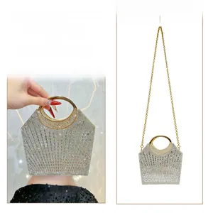 Detail der silbernen Strass-Abendtasche mit goldenem Ringgriff und abnehmbarer Kette