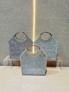 Funkelnde Strass-Abendtaschen mit runden Metallgriffen in gestufter Präsentation