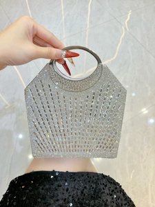 Detailansicht der silbernen Abendtasche mit Strassbesatz und rundem Metallgriff für Damen