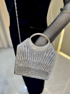 Detailansicht funkelnder silberner Strasssteine und Metallgriff der schicken Abendtasche