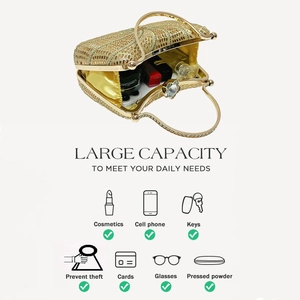 Détail montrant la grande capacité du sac de soirée doré à strass pour accessoires