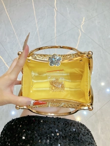 Pochette de soirée dorée ornée de strass avec boucle florale et bandoulière amovible