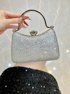 Détail du sac de soirée en strass avec poignée en métal et fermoir en pierre précieuse