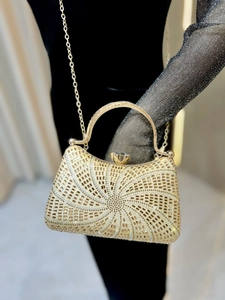 Vue détaillée du sac de soirée doré avec strass, poignée en métal et bandoulière chaîne