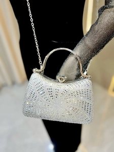 Gros plan sur l'élégante pochette en strass argentés avec motifs géométriques