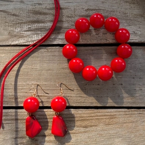 Set di gioielli in acrilico rosso con collana, bracciale elastico e orecchini a goccia