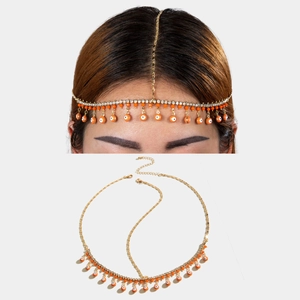 Vue détaillée du bijou de tête Œil de Turquie avec perles orange et strass brillants