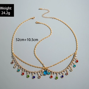 Détail de la chaîne de tête bohème œil maléfique avec strass multicolores et perles blanches