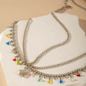 Détail d'une chaîne de tête bohème multicouche avec cristaux colorés et pendentif étoile