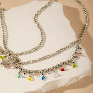Détail d'une chaîne de tête argentée multicouche avec étoile et cristaux colorés