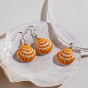 Bohemian Muschel Schmuckset mit orange-weiß gestreiften Ohrringen und Halskette