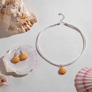 Boho-Schmuckset mit gestreiften Muschelanhängern, Halskette und Ohrringen im Strandstil