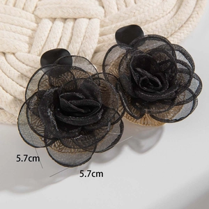 Détail de la rose en résille noire montrant le diamètre 5,7cm et la base dorée