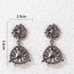 Détails de boucles d'oreilles en métal foncé avec dimensions de 2,9 cm par 5,6 cm