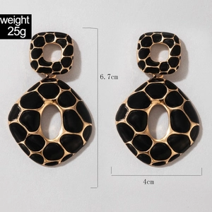 Détail de boucles d'oreilles émaillées géométriques mesurant 6,7 cm sur 4 cm et 25 g