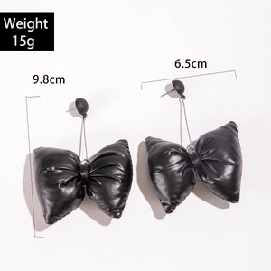 Détail d'une grande boucle d'oreille nœud noir avec dimensions de 9,8 cm sur 6,5 cm