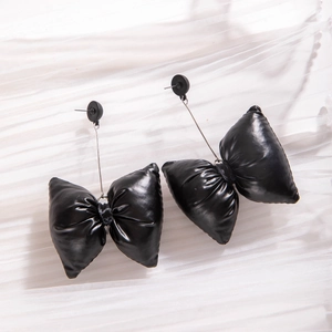 Détails de boucles d'oreilles nœuds en tissu noir avec perles et tiges métalliques