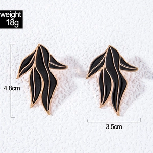 Détails du poids 18g et dimensions 4.8cm par 3.5cm des boucles d'oreilles nœud noir