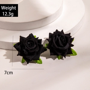 Détail de boucles d'oreilles rose en tissu noir 7cm avec feuilles vertes, poids de 12,3g