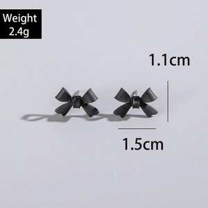 Détails des boucles d'oreilles nœud noir avec spécifications de poids et de dimensions