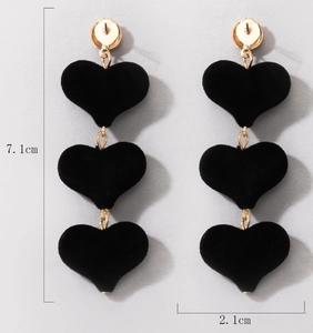 Dimensions détaillées des boucles d'oreilles triple cœur en velours noir, 7,1cm x 2,1cm