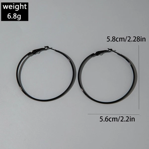 Détail des grandes créoles nœud noir affichant la taille de 5,8 cm et le poids de 6,8 g