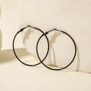 Boucles d'oreilles créoles noires minimalistes avec finition mate et fermoir