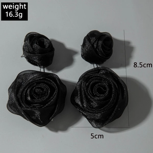 Détail de boucles d'oreilles rose en tissu noir avec mesures de 8,5 cm et poids 16,3g