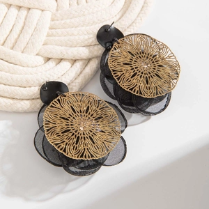 Boucles d'oreilles disque doré évidé avec tulle noir multicouche de style chic vacances