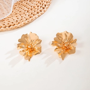 Vue détaillée de boucles d'oreilles dorées à couches avec texture de pétale et fini poli