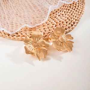 Boucles d'oreilles dorées forme fleur et feuille texturée pour mariage et fêtes