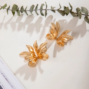 Boucles d'oreilles papillon dorées avec ailes texturées multicouches au fini brillant