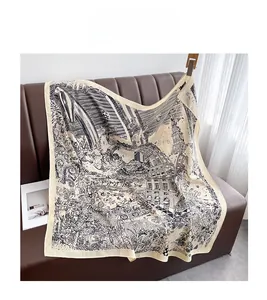 Détail d'un foulard carré 90x90 avec illustration vintage et motifs floraux élégants