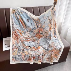 Détail d'un grand foulard carré élégant avec motif montgolfière et paysage peint à la main